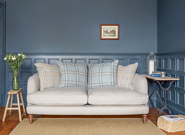 5 Helmsley 2.5 Seater Sofa in Antwerp Linen with Scatters in Elgar Check